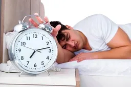 周末狂補眠恐白忙一場！50萬人研究揭「黃金7小時」：大腦不接受分期付款
